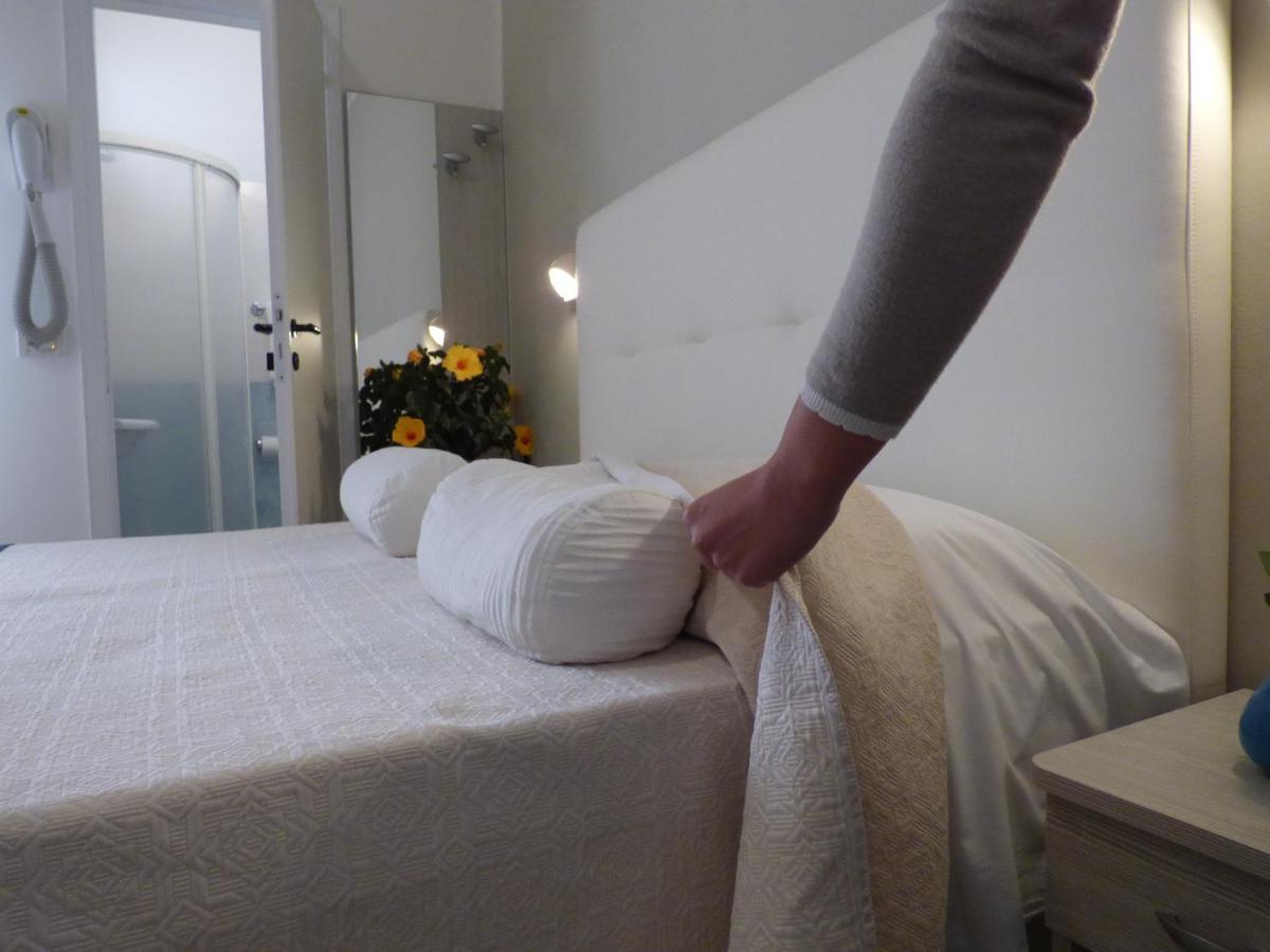 Design Hotel Astra B&B Misano Adriatico Exterior foto